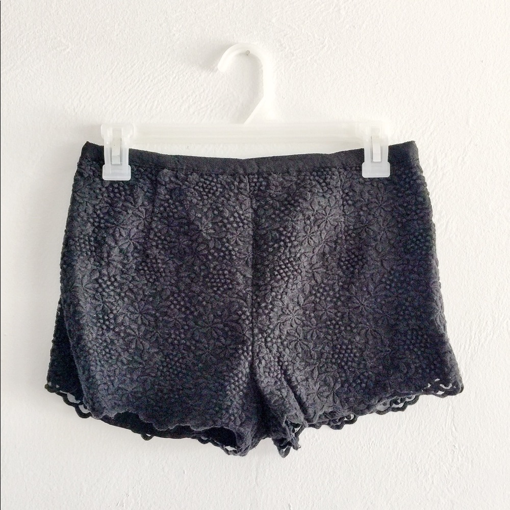 ✨Embroidered short shorts by Forever 21 - Size M✨